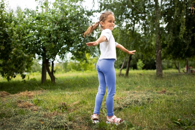 Niño feliz jugando al aire libre