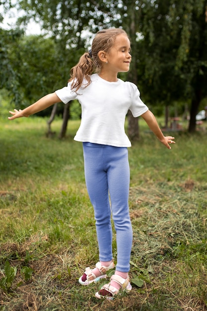 Foto gratuita niño feliz jugando al aire libre