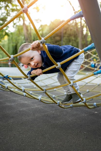 Niño feliz jugando al aire libre