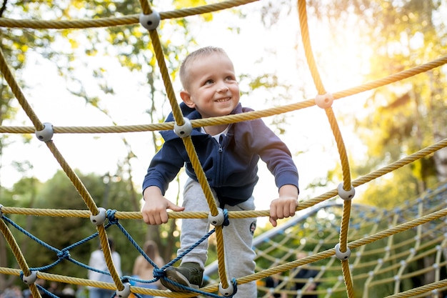 Foto gratuita niño feliz jugando al aire libre