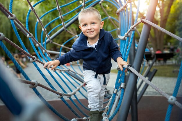 Niño feliz jugando al aire libre