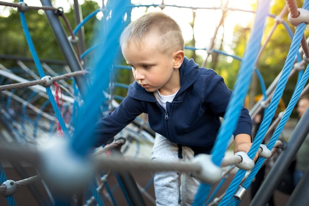 Foto gratuita niño feliz jugando al aire libre