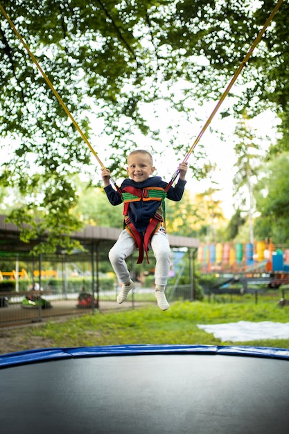 Niño feliz jugando al aire libre