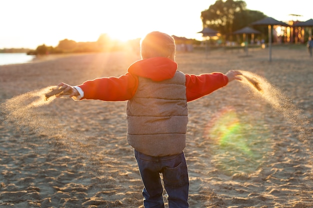 Niño feliz jugando al aire libre