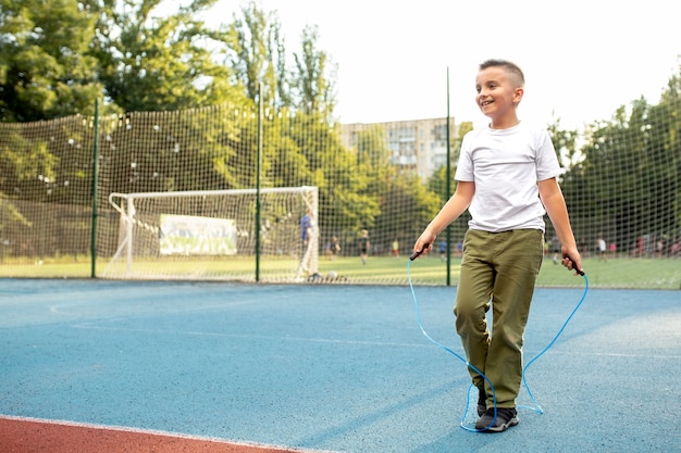 Niño feliz jugando al aire libre