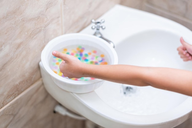 Niño feliz jugando con las bolas orbeez