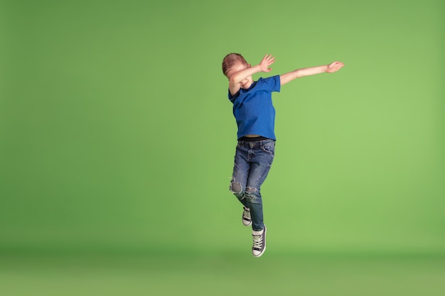 Niño feliz jugando y divirtiéndose