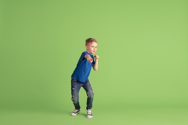 Niño feliz jugando y divirtiéndose