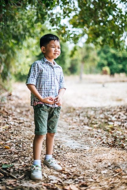 Niño feliz jugando solo en el parque