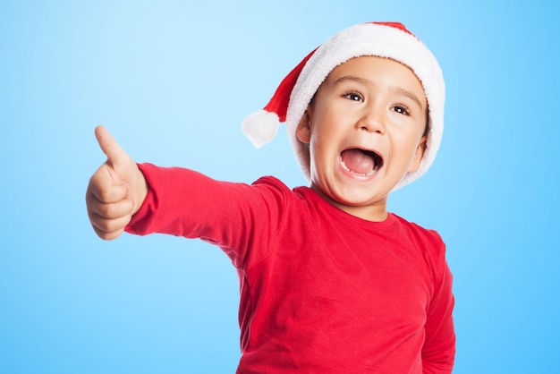 Niño feliz jugando con su mano