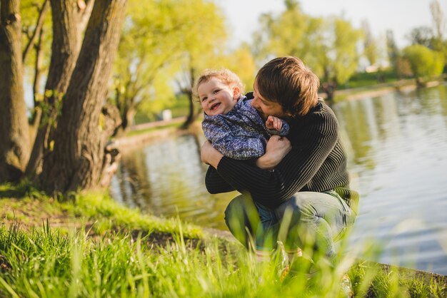 Niño feliz jugando con su padre