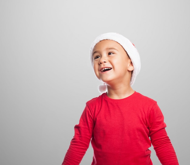 Niño feliz mirando hacia arriba