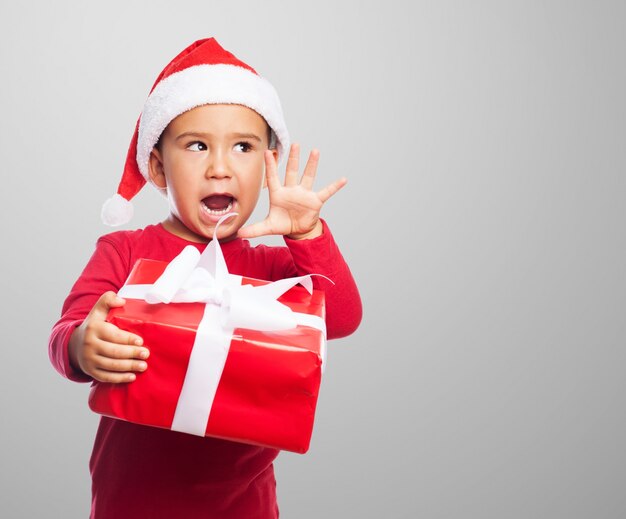 Niño feliz mostrando su regalo