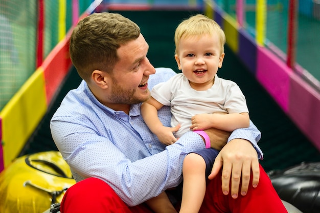 Niño feliz con padre