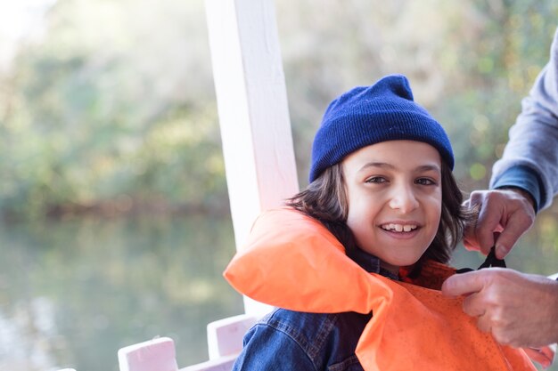 Niño feliz preparándose para ir al lago