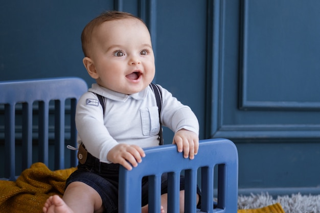 Foto gratuita niño feliz y sonriente con atuendos acogedores en la habitación.