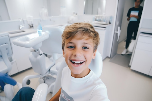 Foto gratuita niño feliz y sorprendido expresión en una clínica de dentista