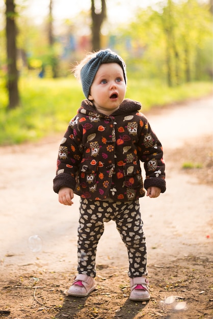 Foto gratuita niño feliz y sorprendido en la naturaleza