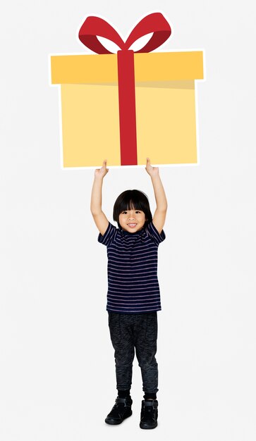Niño feliz sosteniendo una caja de regalo