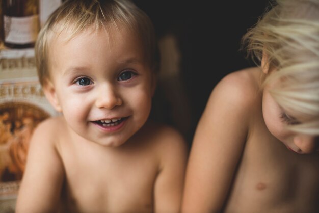 Niño feliz con su hermano