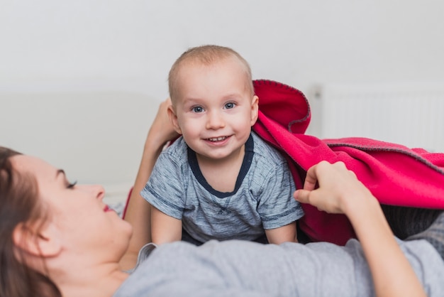 Niño feliz con su madre