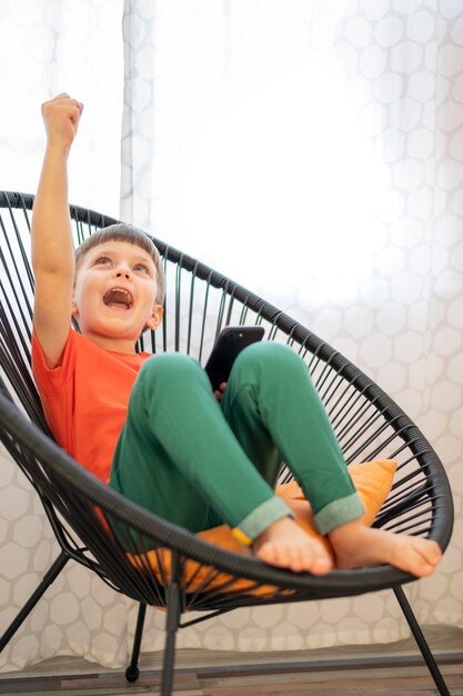 Niño feliz con tableta jugando