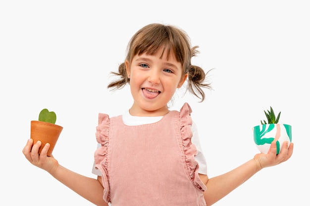 Niño feliz con tiro de estudio de plantas