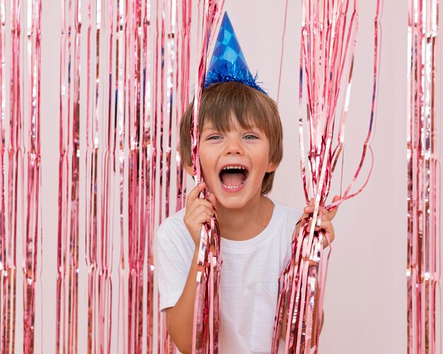 Niño feliz de tiro medio con sombrero azul