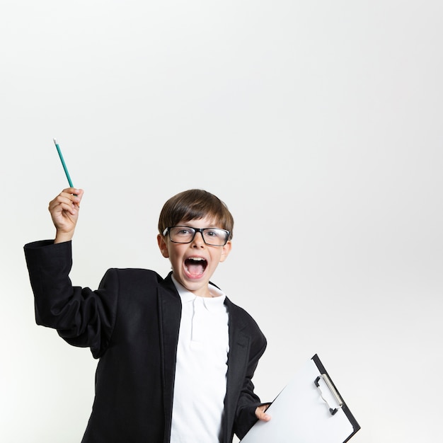 Niño feliz en un traje con gafas