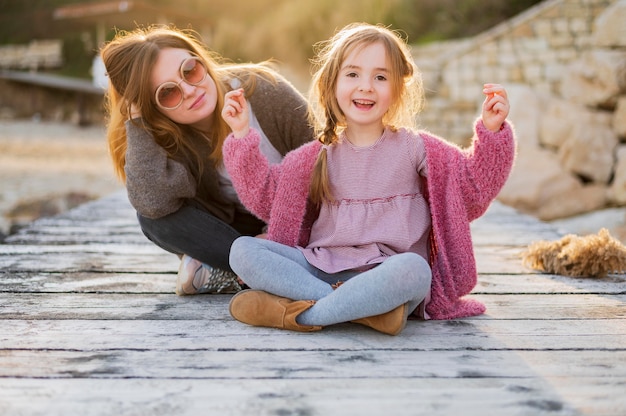 Foto gratuita niño feliz y vista frontal de la madre