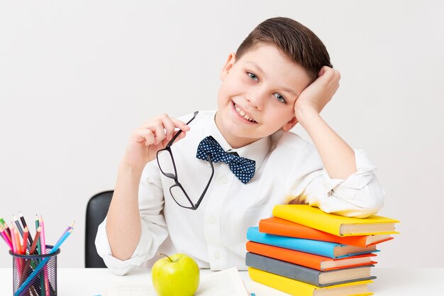 Niño con gafas de lectura