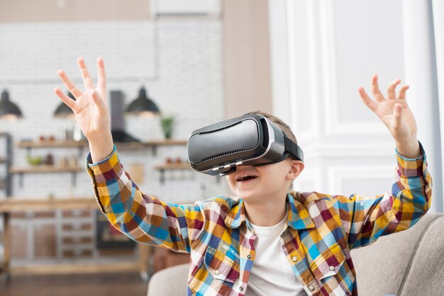 Niño con gafas de realidad virtual