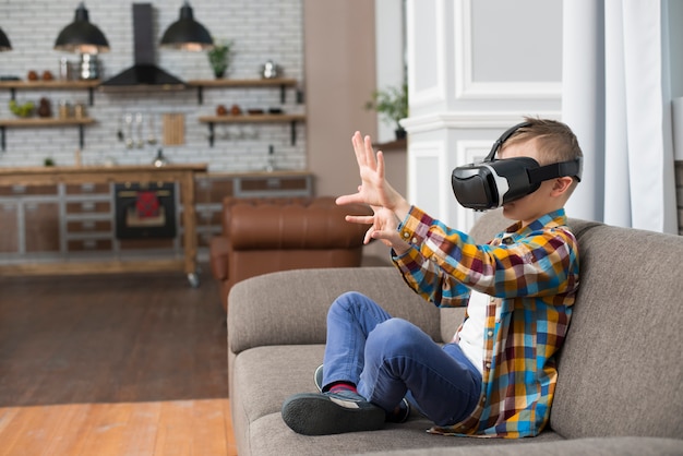 Foto gratuita niño con gafas de realidad virtual