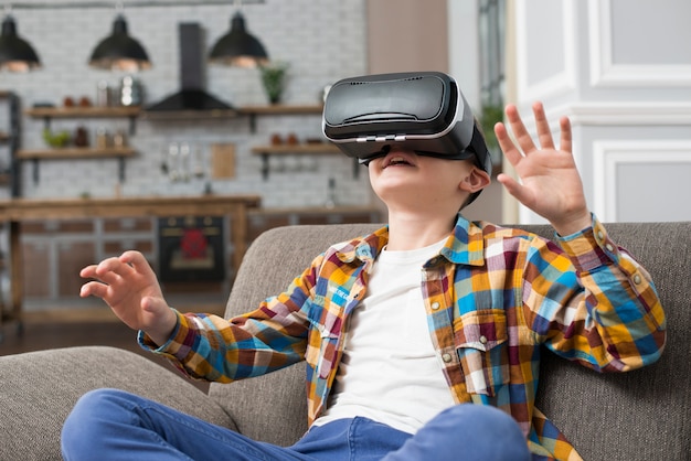 Niño con gafas de realidad virtual