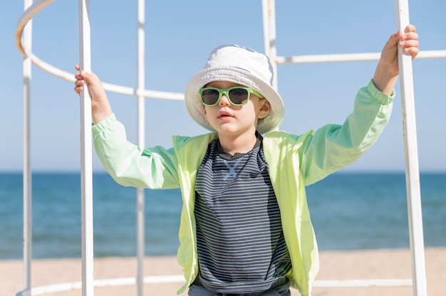 Niño con gafas de sol en el mar