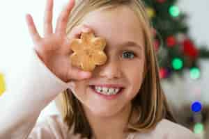 Foto gratuita niño con una galleta en el ojo