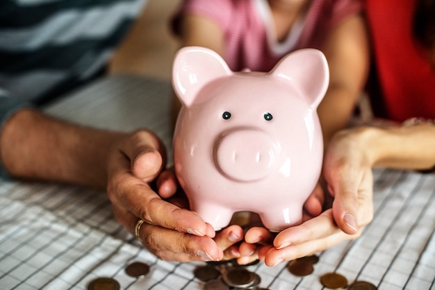 Foto gratuita niño gana dinero para el futuro