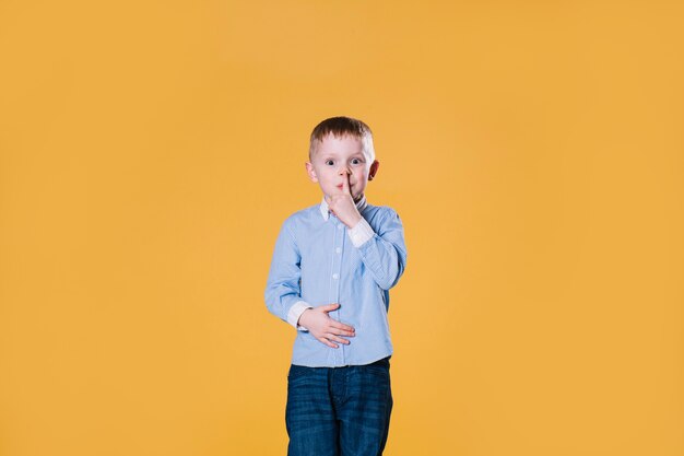 Niño gesticulando silencio