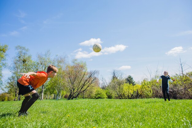 Niño golpeando el balón con la cabeza