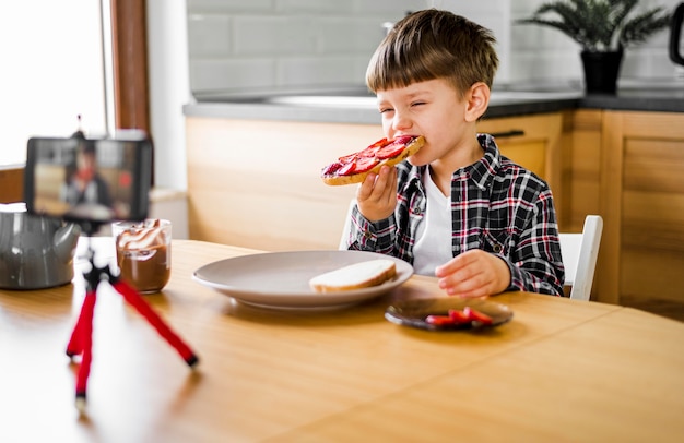 Niño grabándose a sí mismo mientras come