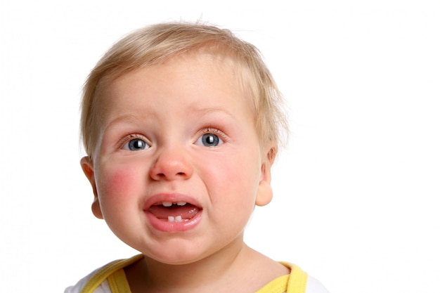 Un niño gracioso aislado en blanco