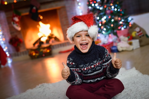 Niño gritando en la sala de estar