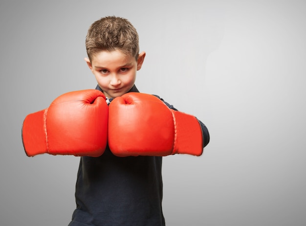 Niño con guantes de boxeo rojos