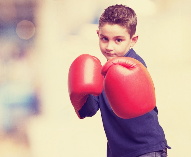 Niño con guantes de boxeo