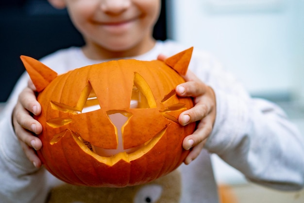 niño hace calabaza para halloween