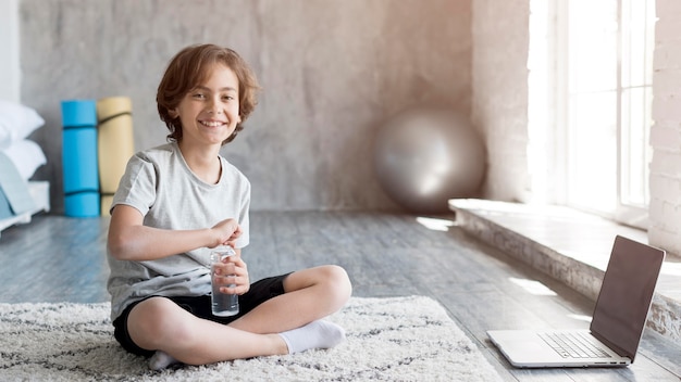 Foto gratuita niño haciendo deporte en casa