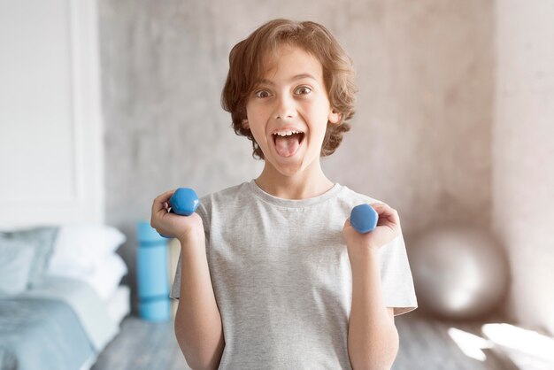 Foto gratuita niño haciendo deporte en casa