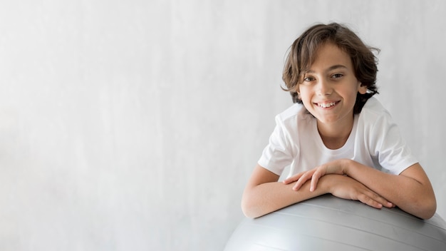 Foto gratuita niño haciendo deporte en casa