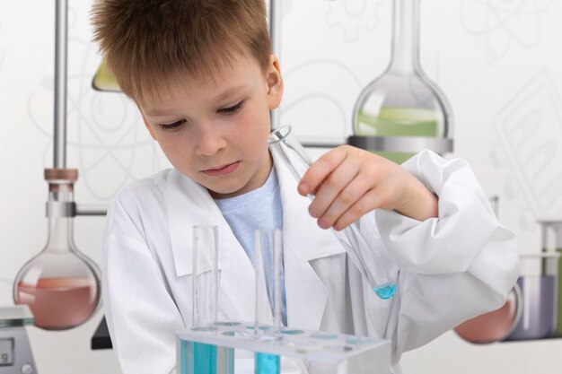 Niño haciendo un experimento científico en la escuela.