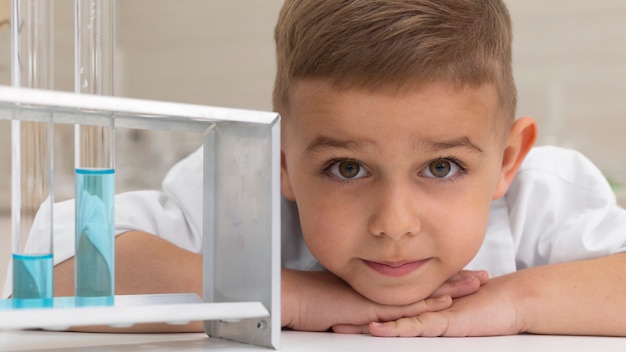 Niño haciendo un experimento científico en la escuela.